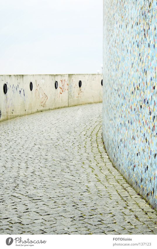 Denk doch mal um die Runde rund eckig Durchgang Wand Lampe Mauer Architektur Wege & Pfade Kopfsteinpflaster Straße Farbe farbtupferl Düsseldorf bepinselt