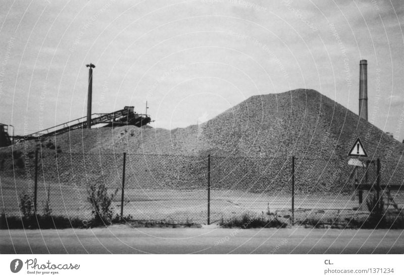 ! Arbeit & Erwerbstätigkeit Wirtschaft Industrie Himmel Wolken Straße Zaun Schornstein Förderband Sand trist stagnierend Industrieanlage Industriegelände