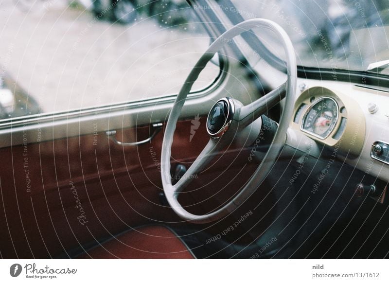 444 – Kilometer bis Rom Lifestyle elegant Stil Design Verkehr Autofahren Fahrzeug PKW Oldtimer retro Armaturenbrett Tachometer Lenkrad Möbel Vergangenheit