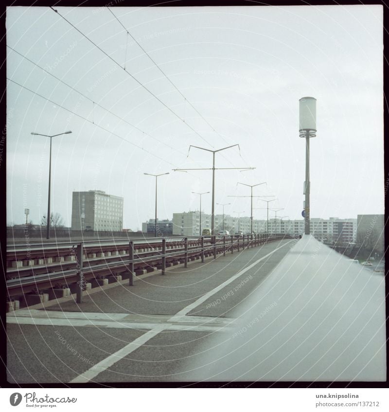 DD Kabel Filmindustrie Video Brücke Straße Straßenbahn retro Dresden Sachsen Laterne Plattenbau Osten Mittelformat Rollfilm analog Quadrat Saxony DDR Elbe