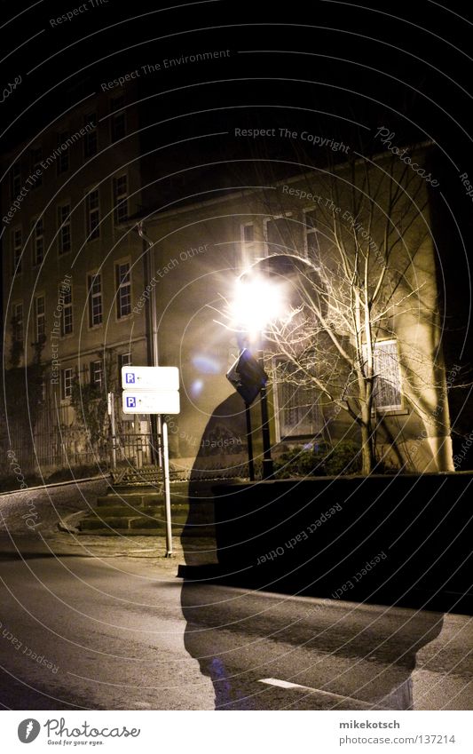 fade.away Langzeitbelichtung Nacht Laterne Lampe kalt Monochrom gelb Ocker schwarz Haus Fabrik Baum patrick Schilder & Markierungen Straße Industriefotografie