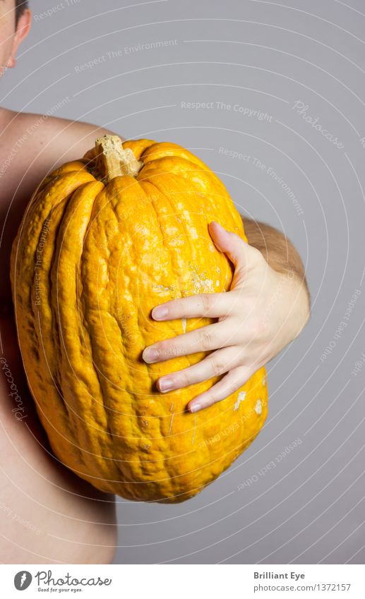 Ernten was man sät Lebensmittel Kürbis Ernährung Lifestyle Erntedankfest Halloween Mensch maskulin Mann Erwachsene Körper Hand 1 18-30 Jahre Jugendliche groß