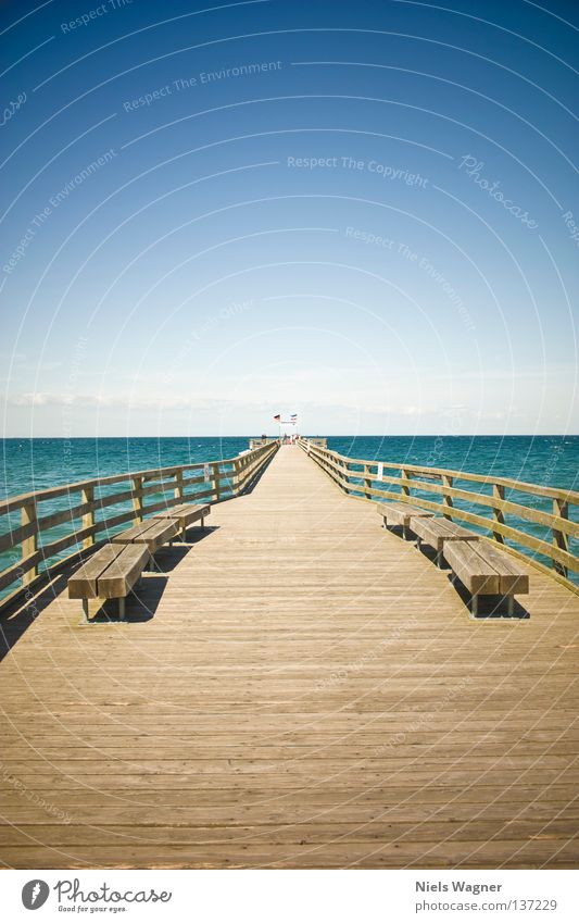 far away Meer Schönberg Holz Anlegestelle Wolken Sommer Brücke Wasser Strand Licht Himmel Bank blau Geländer Schilder & Markierungen Schatten