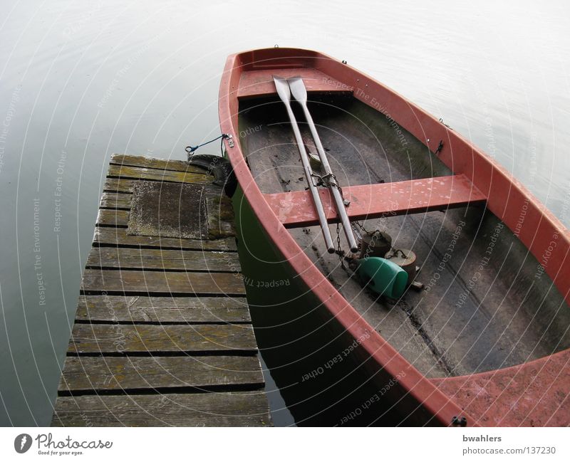 den Tag ausklingen lassen Wasserfahrzeug Steg grau Ruderboot Fischerboot rot Holz ruhig Angeln See Frieden blau Paddel liegen alt Abend Küste friedlich