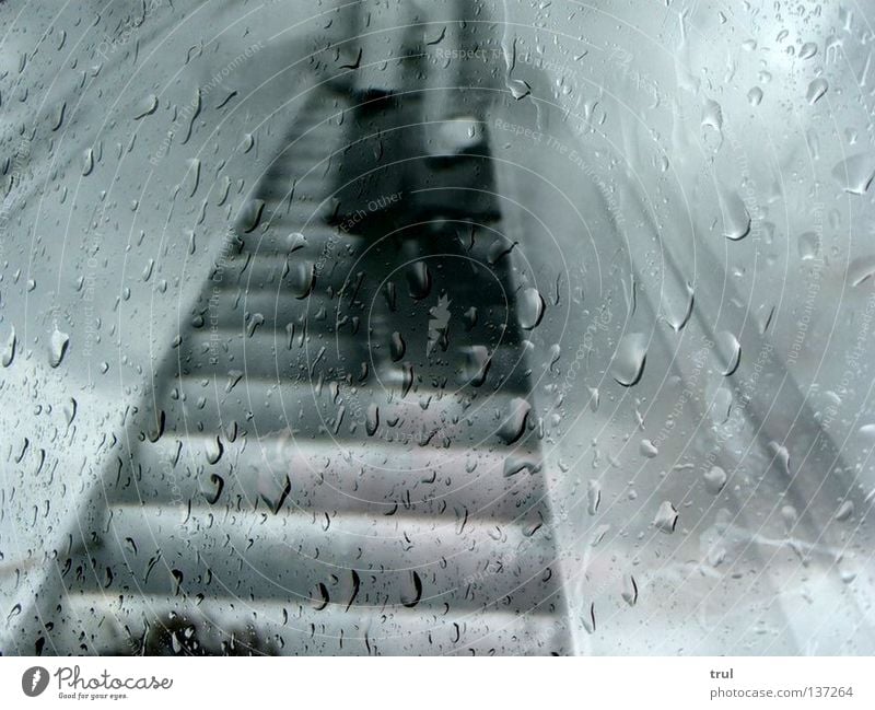 rainy days Collage Regen U-Bahn Schal Mantel Schwarzweißfoto Treppe Fensterscheibe warten Wassertropfen