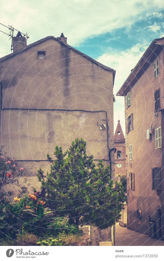 Religiöser Engpass Zufriedenheit Ferien & Urlaub & Reisen Städtereise Sommer Häusliches Leben Haus Kultur Wärme Stadt Kirche Gebäude Architektur Fassade alt