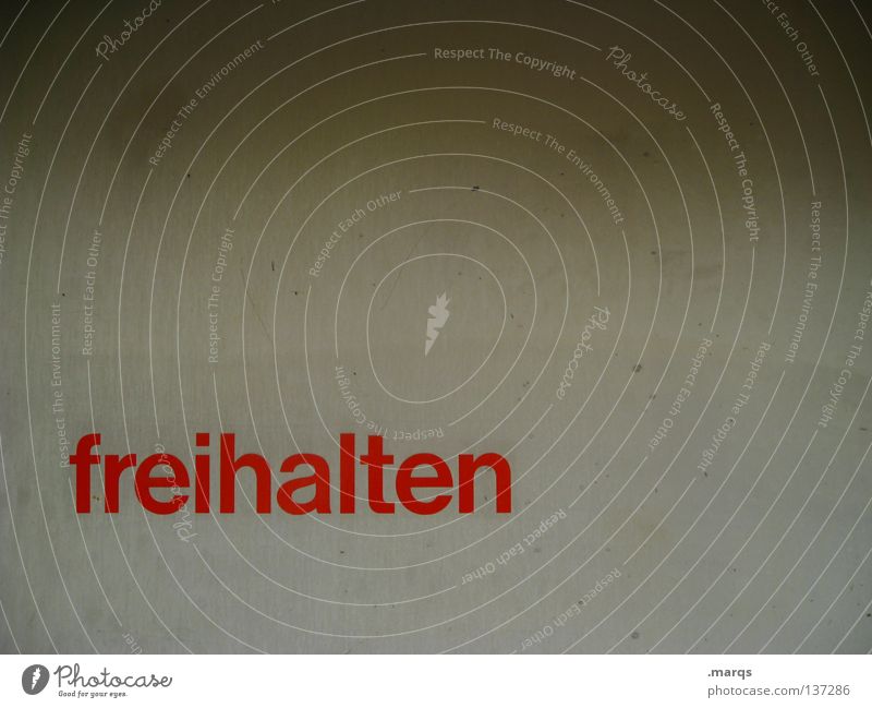 freihalten Wort Buchstaben Wunsch auffordern Strukturen & Formen Wand grau Platz leer Verlauf trist rot Schilder & Markierungen Schriftzeichen Hinweisschild