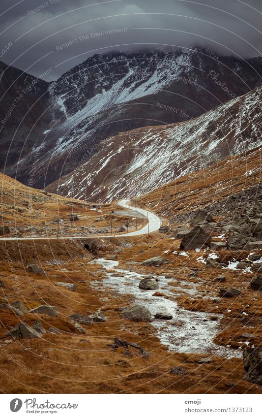 Bond Umwelt Natur Landschaft Herbst Klima Wetter schlechtes Wetter Unwetter Sturm Alpen Berge u. Gebirge außergewöhnlich bedrohlich dunkel Straße Kurve Schweiz