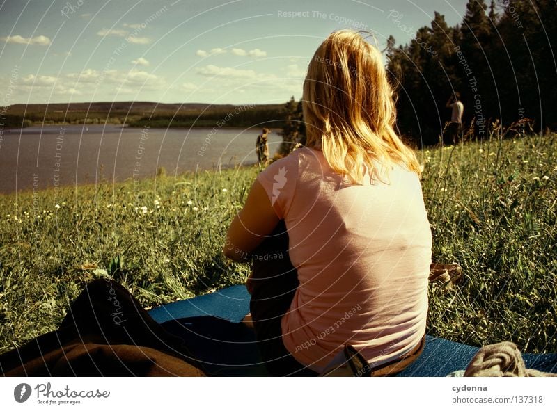 Zuschauer Spielen Freizeit & Hobby Frisbee fangen Panorama (Aussicht) Frühling Sommer Freundschaft atmen toben Wolken genießen Erholung See Stausee Wiese