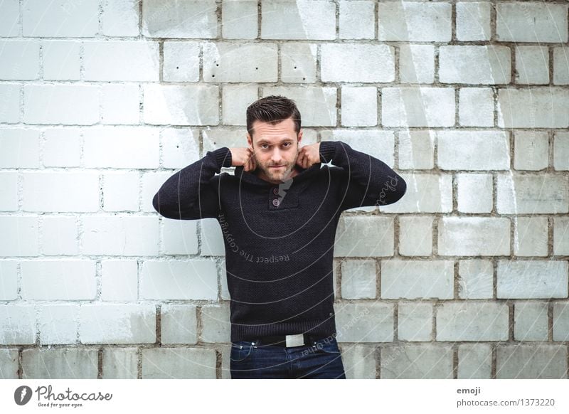 grau maskulin Junger Mann Jugendliche 1 Mensch 18-30 Jahre Erwachsene Mauer Wand Coolness trendy schön Farbfoto Gedeckte Farben Außenaufnahme Tag Oberkörper