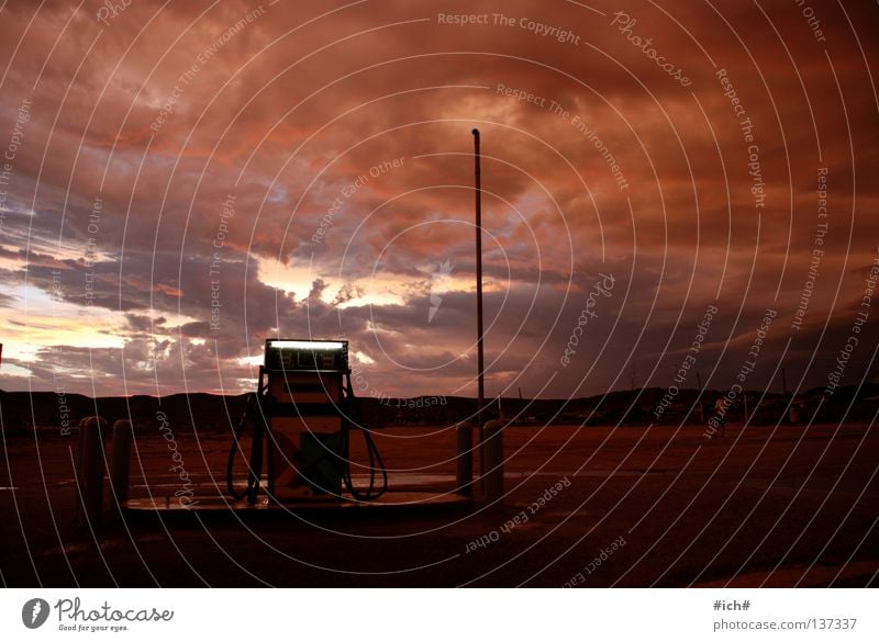 Tanken im Nichts. Tankstelle Wolken Sonnenuntergang Einsamkeit dunkel rot Licht Südafrika Afrika Benzin Zapfsäule Nimibia N7 Himmel Regen