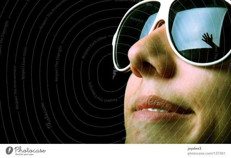 Bild im Bild Brille Pornobrille Hand Softbox Licht schwarz Reflexion & Spiegelung Nahaufnahme Fröhlichkeit Jugendliche Gesicht Freude Nase lachen Glück Coolness