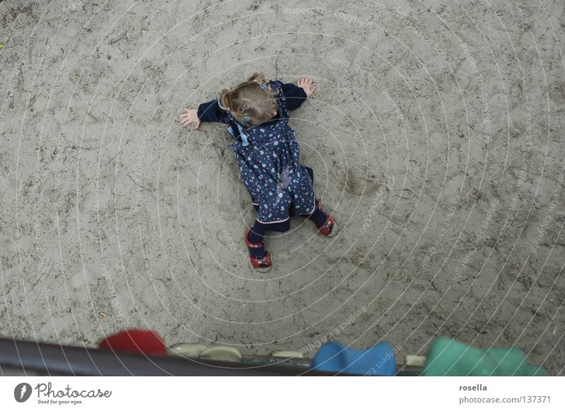 Absturz? Sturz unten Kind Spielen hilflos aufsteigen loslassen Spielplatz Schwäche oben Blick Klettern Abstieg