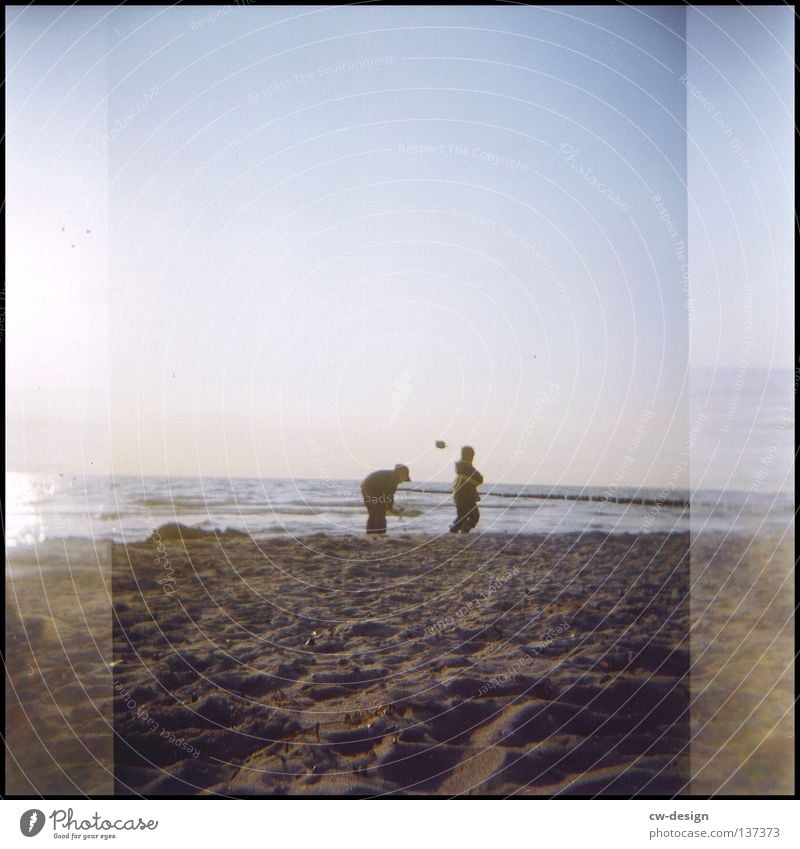 hOlGa | to cut a hole in the sand Holga mehrfarbig Kind Spielplatz Spielen Sandburg Schaufel werfen Deich Küste Gras Schilfrohr Hiddensee Sommer Wellen Strand