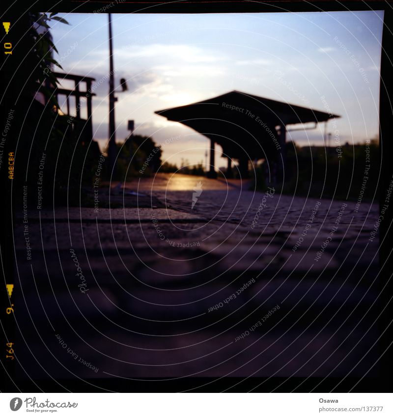 Ostkreuz 08 Lomografie Mittelformat Bahnsteig Friedrichshain Osten Kopfsteinpflaster Dach Abend S-Bahn Station Berlin 6x6 Scan Bahnhof Abenddämmerung