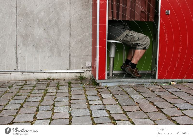 HH08.1 - Fotoautomatenjunkie Fotokamera Mauer rot Hose kurz Vorhang Schuhe Fotografie Passbild Mann Kerl Kopfsteinpflaster Geschwindigkeit obskur fotokasten