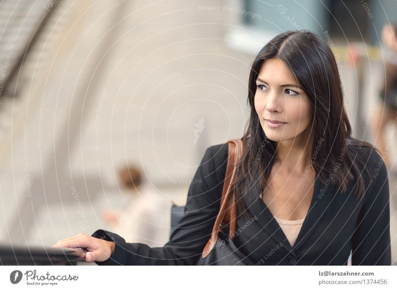 Frau auf der Rolltreppe kaufen Glück Gesicht ruhig Business Erwachsene Hand Architektur Verkehr brünett Freundlichkeit selbstbewußt steigen attraktiv