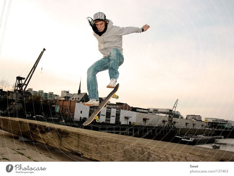 ready for take off Skateboarding Sonnenuntergang springen Stil Sport Spielen boarder Hafen Rolle olli