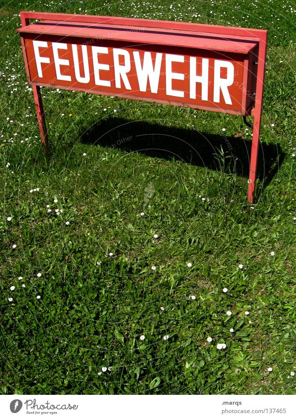 Call da Feuerwehr Schriftzeichen Typographie Wiese rot weiß grün Hilfsbereitschaft Helfer Öffentlicher Dienst Schilder & Markierungen Hinweisschild Schatten