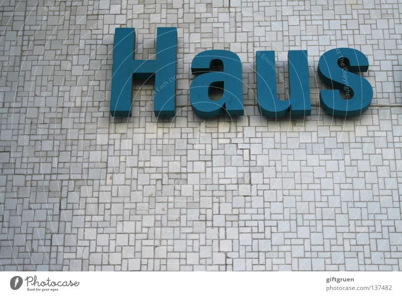 haus Haus Wohnung Villa Typographie Aufschrift Beschriftung Buchstaben Wort Wand Schriftzeichen Detailaufnahme Haushalt dach über dem kopf Fliesen u. Kacheln