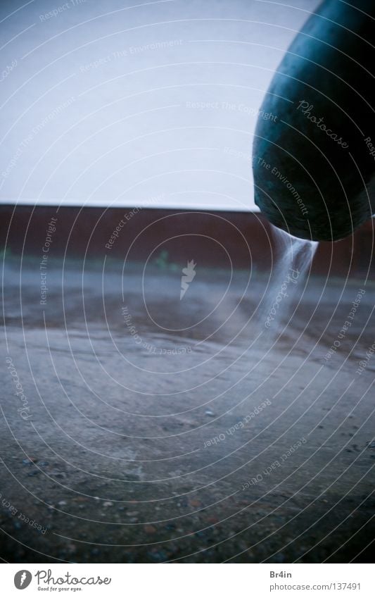 SprayPipe Gedeckte Farben Außenaufnahme Experiment Menschenleer Textfreiraum oben Tag Dämmerung Kontrast Wasser Regen Mauer Wand Flüssigkeit kalt nass rund blau