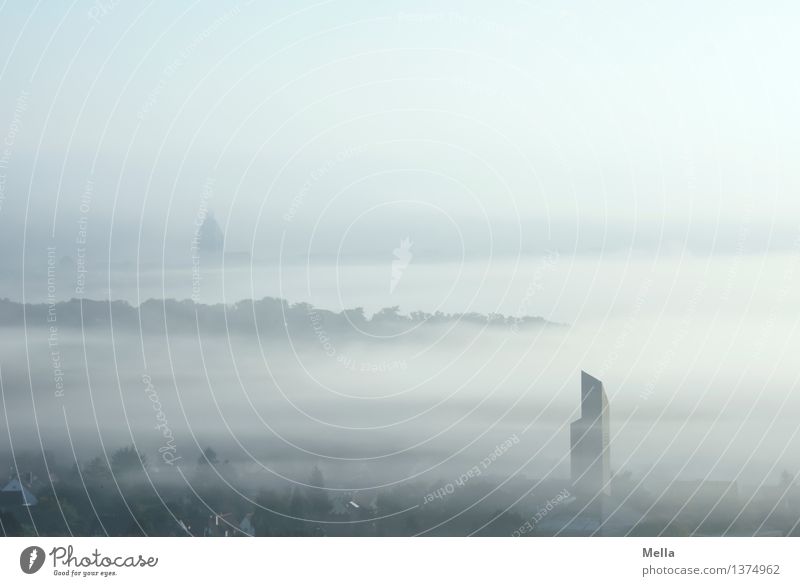 nebulös Umwelt Landschaft Klima Nebel Hildesheim Deutschland Stadt Skyline Menschenleer Haus Kirche Turm Gebäude hoch oben blau Horizont Natur Perspektive ruhig