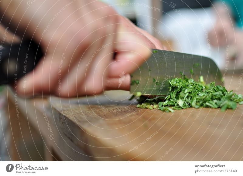 Kräuter schneiden Lebensmittel Kräuter & Gewürze Messer Koch Finger Garten Essen braun grün Holz Holzbrett Holzplatte kochen & garen Petersilie Farbfoto