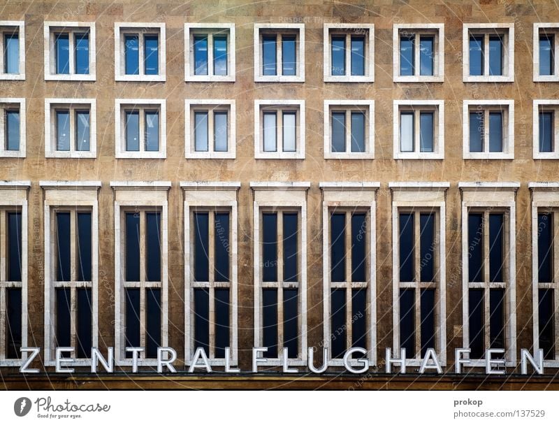 Gigant Fenster Koloss Ferien & Urlaub & Reisen fliegen Eingang Portal graphisch Wort Text zentral Mitte Wahrzeichen Flughafen historisch Denkmal Berlin