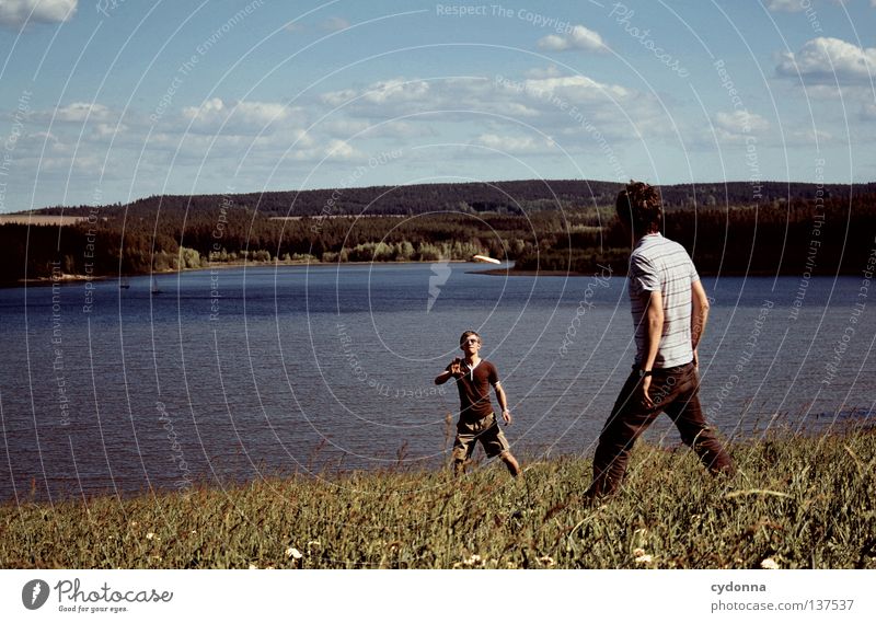 Hin und her Spielen Freizeit & Hobby Frisbee fangen Panorama (Aussicht) Frühling Sommer Freundschaft atmen toben Wolken genießen Erholung See Stausee Wiese