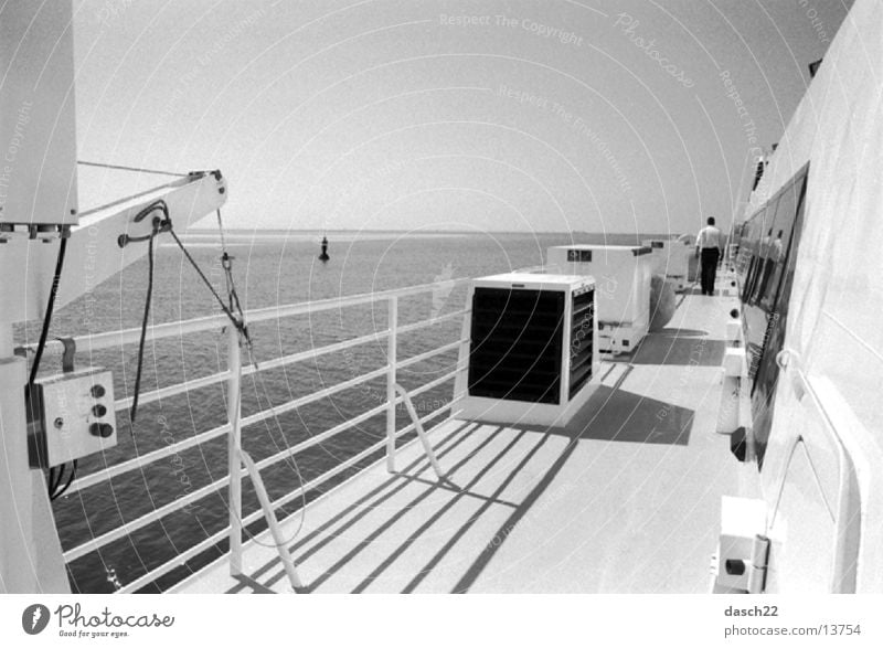 hohe see Fähre Oberdeck Reling Meer Wasserfahrzeug Wellen Schifffahrt Schwarzweißfoto Sonne