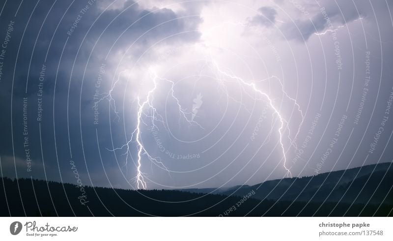 Blitz Nachtaufnahme Berge u. Gebirge Natur Landschaft Himmel Klimawandel Wetter Unwetter Gewitter Blitze Wald dunkel Endzeitstimmung bedrohlich Idee Donnern