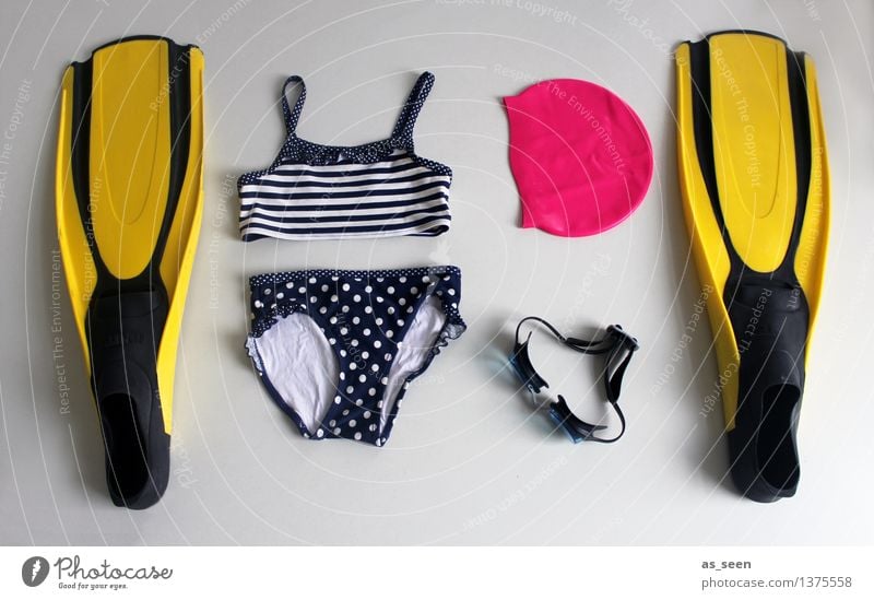 Pack die Badehose ein! Schwimmen & Baden Schwimmhilfe Schwimmbrille Mädchen Kindheit Wasser Sommer Schönes Wetter Bikini Badekappe gebrauchen liegen authentisch