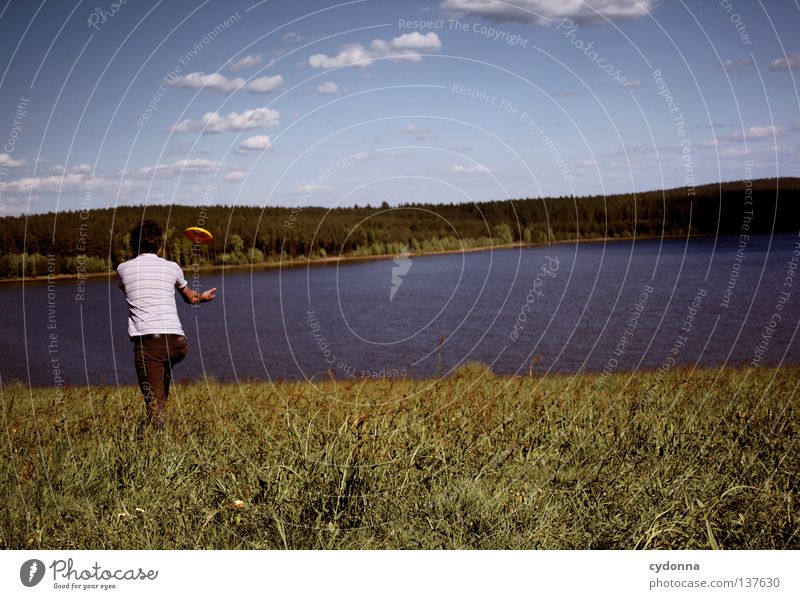 Fang mich doch! Spielen Freizeit & Hobby Frisbee fangen Panorama (Aussicht) Frühling Sommer atmen toben Wolken genießen Erholung See Stausee Wiese Partnerschaft