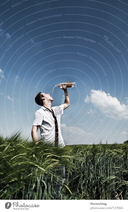 So Fresh ! Feld trinken Körperhaltung Flüssigkeit Hemd Krawatte Stress heiß Kühlung kalt nass rein Physik Sommer Schweiß Überleben Gastronomie fresh water