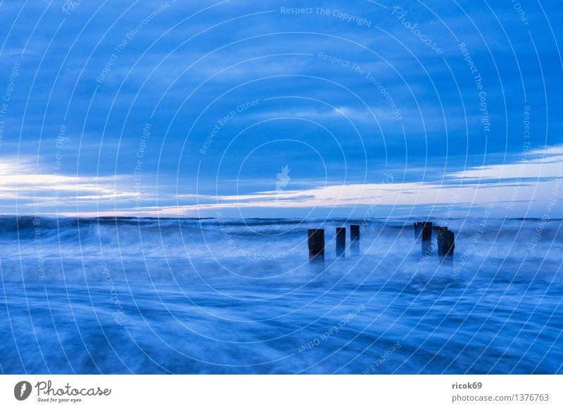 Ostseeküste Strand Meer Wellen Natur Landschaft Wasser Wolken Sturm Küste blau Ferien & Urlaub & Reisen Tourismus Buhne Himmel Mecklenburg-Vorpommern Torfbrücke