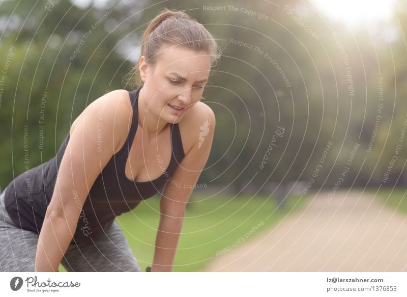 Frau, die nach ihrer Übung im Freien stillsteht Lifestyle Gesicht Sport Joggen Mädchen Erwachsene Freundschaft Park Wege & Pfade blond Fitness Lächeln 20s