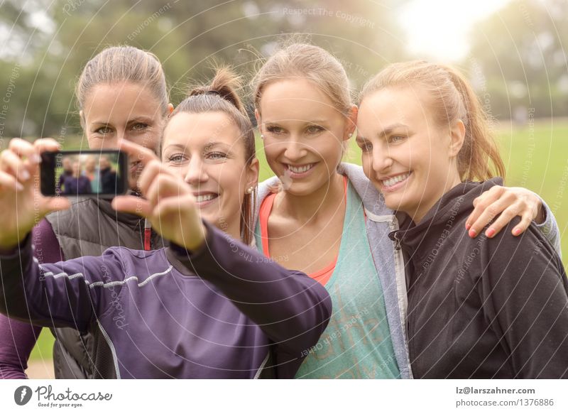 Glückliche Frauen, die Selfie nach Übung im Freien nehmen Freizeit & Hobby Sommer Sport Telefon PDA Fotokamera Technik & Technologie Erwachsene Freundschaft