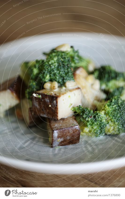 Tofu Lebensmittel Gemüse Ernährung Essen Mittagessen Abendessen Bioprodukte Vegetarische Ernährung Diät Stimmung Gesunde Ernährung Brokkoli Pinienkern Teller