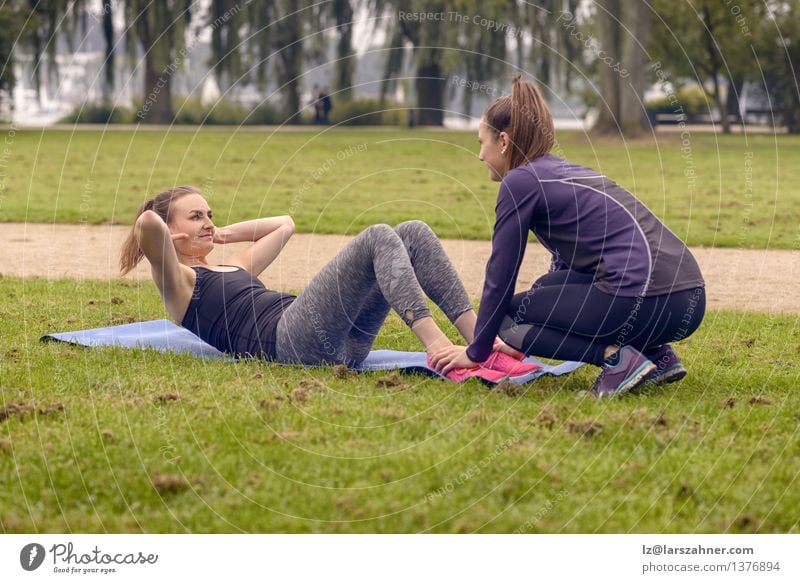 Das ernste athletische Frauenhandeln drückt Übungen hoch Lifestyle Glück Körper Sport Fitness Sport-Training Leichtathletik Erwachsene Freundschaft Arme Fuß