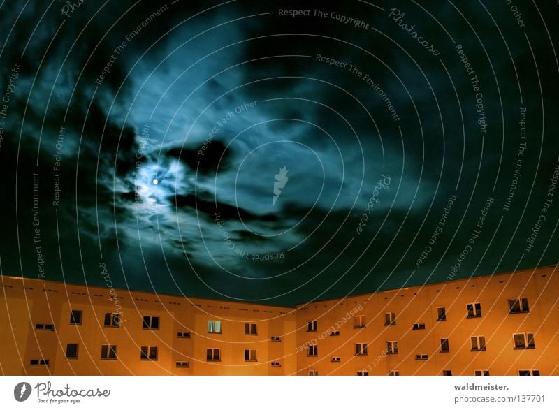 Mondnacht Haus Neubau Neubausiedlung Wohnhochhaus Mondschein Wolken Nacht Nachtaufnahme Himmelskörper & Weltall Plattenbau Waren (Müritz)