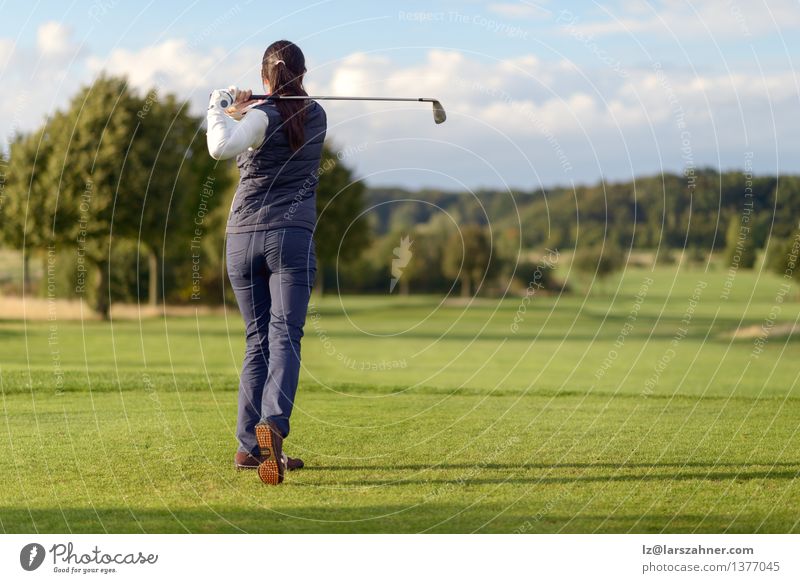 Weiblicher Golfspieler, der Golfball schlägt Lifestyle Erholung Freizeit & Hobby Spielen Club Disco Sport Frau Erwachsene Landschaft stehen modern Aktion