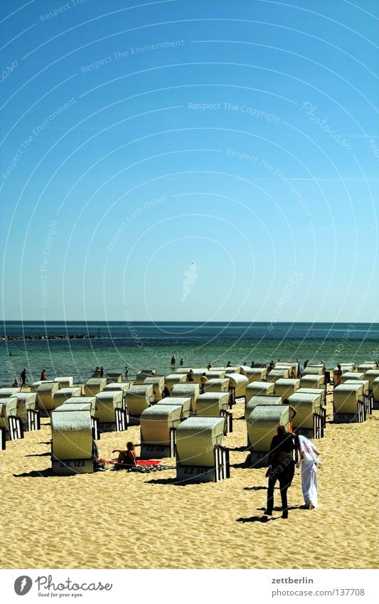 Hochzeit am Meer Braut Brautkleid Bräutigam Strand Küste Strandkorb Ferien & Urlaub & Reisen Ferne Sommer Paar ganz in weiss ganz in schwarz hochzeitsfeier Sand