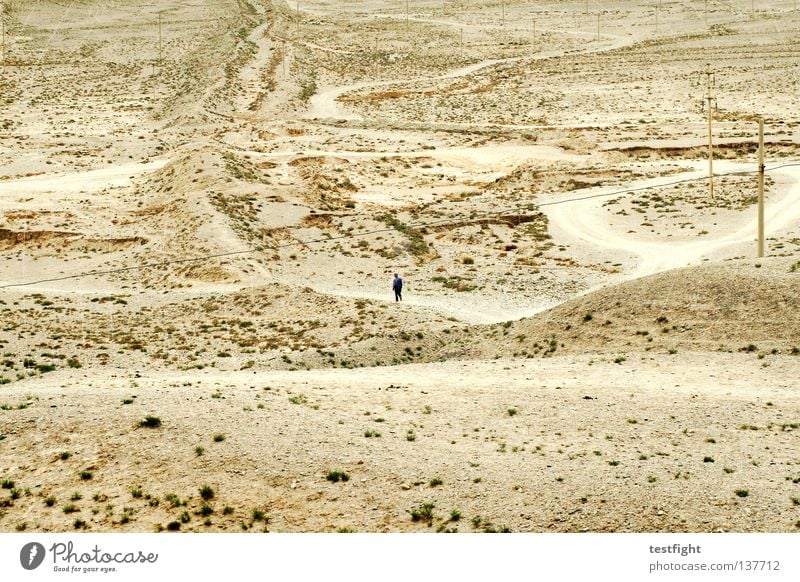 gobi unterwegs Einsamkeit leer trocken rau Trauer schön Steinwüste China Gangsu Chinesisch gehen Wüste lonely lost weit und breit Sand Mensch Traurigkeit desert