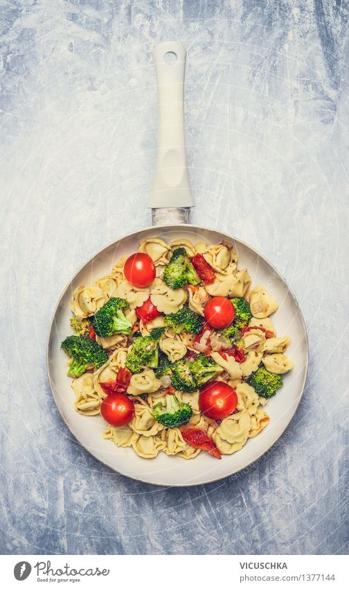 Tortellini mit Tomaten und Gemüse -Sauce Lebensmittel Teigwaren Backwaren Ernährung Mittagessen Abendessen Festessen Bioprodukte Vegetarische Ernährung Diät