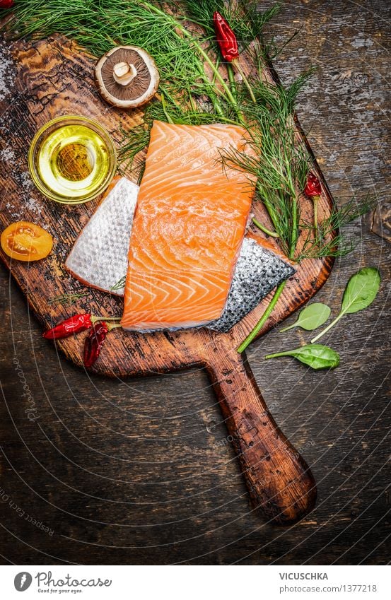 Lachsfilet auf alten Schneidebrett mit Öl, Kräuter und Gewürze Lebensmittel Fisch Kräuter & Gewürze Ernährung Mittagessen Abendessen Festessen Bioprodukte