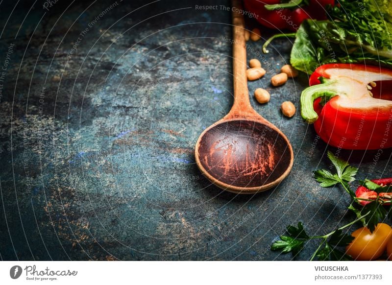 Alter Löffel und frisches Gemüse für Vegan Kochen. Lebensmittel Salat Salatbeilage Ernährung Mittagessen Abendessen Festessen Bioprodukte Vegetarische Ernährung