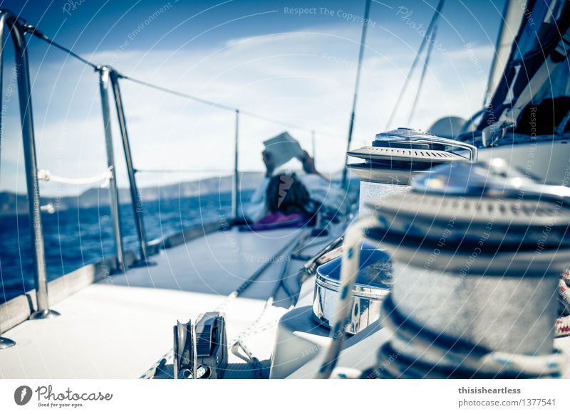 entspannt Richtung Horizont! Freude lesen Ferien & Urlaub & Reisen Abenteuer Ferne Sonne Meer Insel Wellen Wassersport Segeln feminin Junge Frau Jugendliche 1