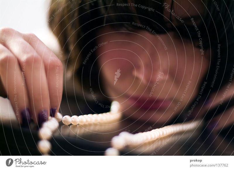 Glanz und Gloria Reichtum Stil schön Gesicht Nagellack Zufriedenheit Spielen Mensch feminin Junge Frau Jugendliche Erwachsene Hand Mode Accessoire Schmuck