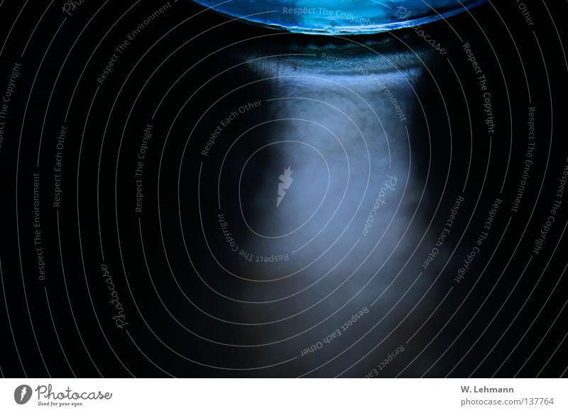Blaues Glas Holz Licht Reflexion & Spiegelung dunkel gruselig rund Pornographie Alkohol obskur blau Unschärfe
