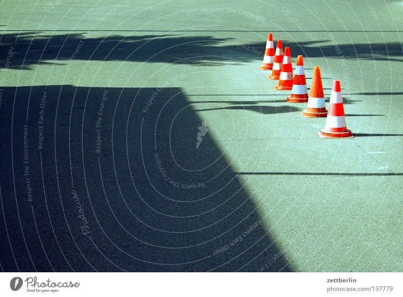 Pylone Hut Verkehrsleitkegel Straßenverkehr Umleitung Regel Verkehrszeichen hintereinander rot-weiß Asphalt Sommer Verkehrswege Kommunizieren Straßennamenschild